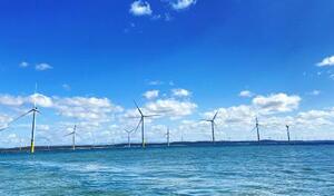 　秋田県能代市の港湾区域内に設置された洋上風力発電施設（同市提供）