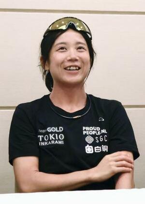 報道陣の質問に笑顔で答えるスピードスケート女子の高木美帆=20日午後、北海道帯広市