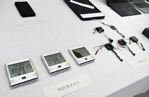 　教員が女子児童らを盗撮し交流サイト（ＳＮＳ）のグループチャットで画像を共有したとされる事件で押収されたカメラなど＝１月、名古屋・熱田署