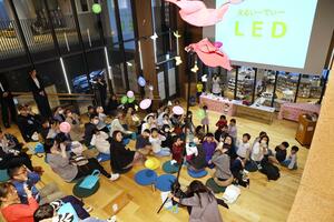 電気について学んだサイエンスショー=3日、長岡市大手通2