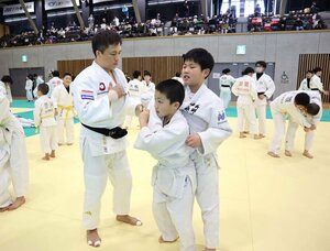 柔道の技のかけ方を指導する野村忠宏さん(左)=3月24日、上越市戸野目古新田
