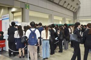 　就職情報会社マイナビが開いた合同説明会で、企業のブースに集まる大学生ら＝５月２４日、東京都江東区