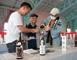 試飲会場で日本酒を楽しむ来場者=上越市吉川区