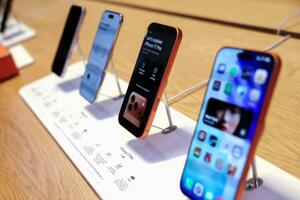 ニューヨークで店頭に並ぶiPhoneの最新機種(ロイター=共同)