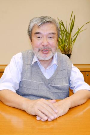 　取材に応じるれいわ新選組の上村英明衆院議員＝１０月、国会