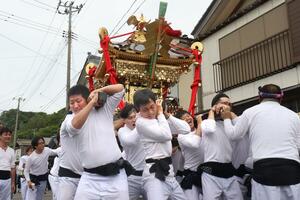 神輿の迫力ある「あおり」や、太鼓と笛の音色が通りを活気づけた出雲崎大祭=出雲崎町の旧北国街道沿い