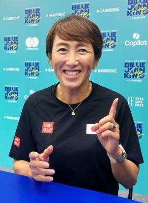 女子テニス国別対抗戦の初戦に向けて抱負を語る杉山愛監督=17日、中国・深セン(共同)