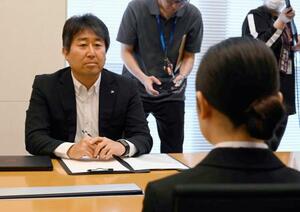 　２０２７年春に卒業を予定する大学生らの就職活動が解禁日を迎え、対面で面接を受ける学生（手前）＝１日午前、東京都千代田区の第一生命保険