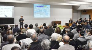 住民負担額などが示された液状化対策の第2回全体説明会=新潟市江南区
