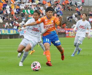 新潟L-C大阪ヤンマー 後半、ゴール前で競り合うFW道上彩花(中央)=十日町市