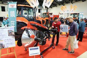 最新の農機具や技術を紹介した新潟クボタ主催のイベント=12日、新潟市中央区