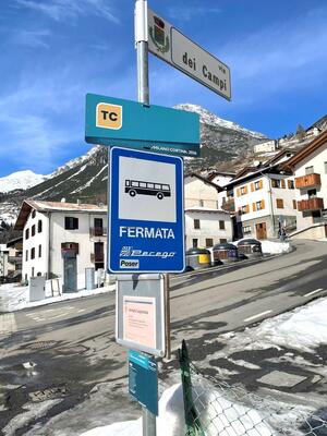 大会組織委が運営するバスの停留所=イタリア・リビーニョ