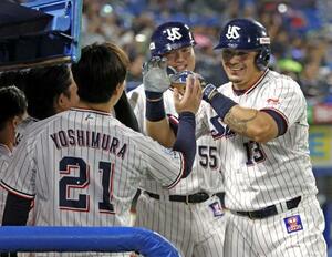 5回、満塁本塁打を放ちナインに迎えられるヤクルトのオスナ(右端)=神宮