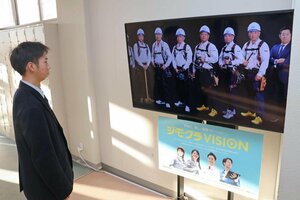 高校生に柏崎市内の企業をＰＲするデジタルサイネージ＝柏崎市安田