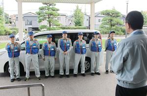 出発式で長井亮一水道局長の激励を受ける派遣隊員=9月26日、新潟市中央区