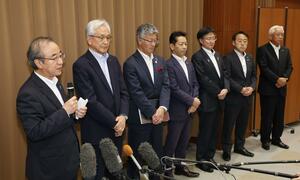 懇談会の終了後に取材に応じる(左から)花角英世知事、長岡市の磯田達伸市長、柏崎市の桜井雅浩市長、小千谷市の宮崎悦男市長、見附市の稲田亮市長、出雲崎町の仙海直樹町長、刈羽村の品田宏夫村長=9日、刈羽村