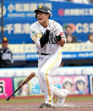 5回ソフトバンク1死一塁、柳田が死球を受ける=ZOZOマリン