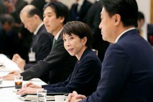　経団連との懇談会であいさつする高市首相（右から２人目）＝１９日午後、首相官邸