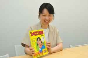 創刊号を手にする『週刊ファミ通』の嵯峨寛子編集長＝５月、東京都文京区