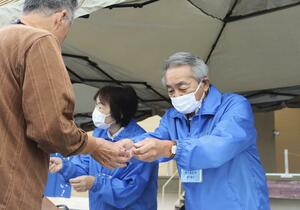 福井県小浜市で署名活動する地村保志さん=10月26日