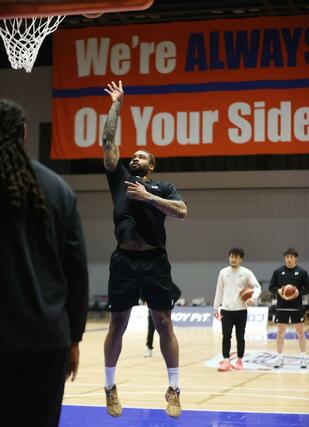 ホーム最終節の三重２連戦に向け、調整するフェルプス＝長岡市