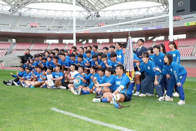 優勝し記念撮影する北越の選手やマネジャーら＝ビッグスワン