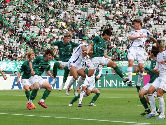 相手ゴール前で競る新潟の谷口海斗ら=18日、味の素スタジアム