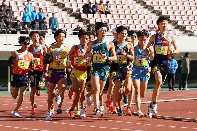 男子　一斉にスタートする開志国際（１３）、日本文理（１２）、中越（１１）などの１区選手＝ビッグスワン