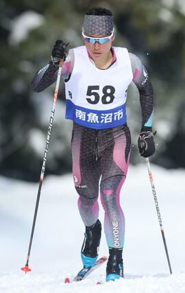 男子成年Ｂ１０キロクラシカル　優勝した宮尾祐司（高田自衛隊）が８キロ付近の坂を上る＝南魚沼市