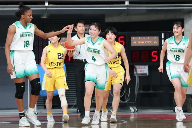 女子２回戦　新潟産大付－矢板中央（栃木）　第１クオーター、強度の高い守備で相手のミスを誘発し、笑顔を見せる新潟産大付の選手たち＝東京体育館