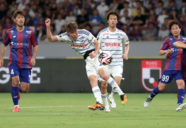 ＦＣ東京ー新潟　後半、ＭＦ谷口海斗がゴールを狙う＝国立競技場