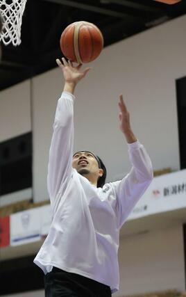 ホーム東京U戦に向け調整する長谷川智伸=長岡市