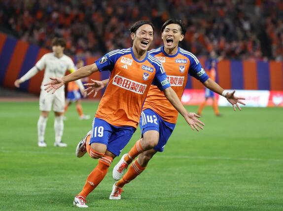 後半、MF星雄次(手前)がミドルシュートを決め、4-0=デンカビッグスワン