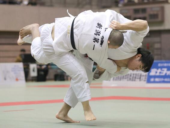 男子団体決勝 開志国際の大将長谷川時道が内股で一本勝ちを決める=新潟市鳥屋野総合体育館