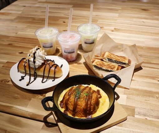  「ラポルテ五泉」のカフェメニュー。手前から時計回りにオムライス、コーヒーパンをアレンジしたスイーツ、スムージー、笹団子のホットサンド＝五泉市赤海