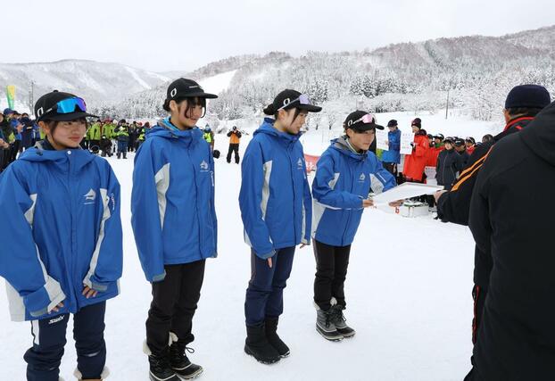女子リレー　賞状を受け取る後藤ゆいか