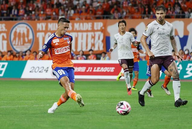 新潟ー神戸　前半３６分、新潟のＦＷ小野裕二が決め、２－１＝ビッグスワン