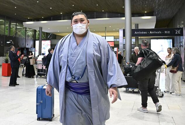 大相撲パリ公演に向け、フランスのシャルル・ドゴール空港に到着した横綱大の里＝１０日、パリ近郊（共同）