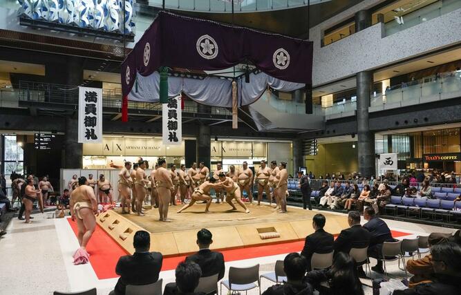 大阪市北区の大型複合施設「グランフロント大阪」で行われた二所ノ関一門の連合稽古