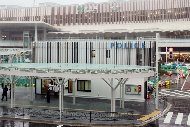 万代広場に設置された新潟中央署の新潟駅前交番=10日、新潟市中央区