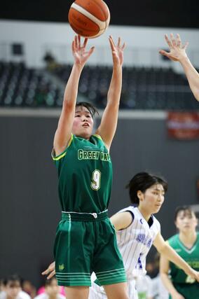 女子１回戦　明徳義塾（高知）－新潟産大付　第１クオーター、新潟産大付の泉水葵衣がジャンプシュートを決めて１２－０＝東京都調布市西町の京王アリーナＴＯＫＹＯ