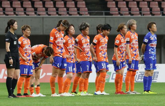 新潟Ｌ－三菱重工浦和　５失点で敗れ肩を落とす新潟Ｌの選手＝デンカビッグスワン