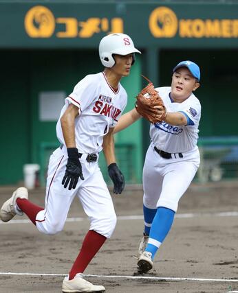 2回無死一塁、バント処理する敬和北中条の先発・稲垣謙庄(右)