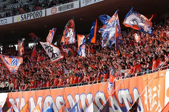 試合前、声援を送るサポーター＝ビッグスワン