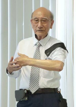 被爆体験を語る瀧口秀隆さん。左腕には皮膚移植をした痕が残る=広島市