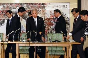 皇族数確保策に関する全体会議終了後の記者会見に臨む森衆院議長(左から3人目)ら=10日午後、衆院議長公邸
