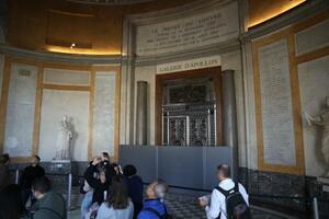 窃盗被害を受け、一部が閉鎖されたままのルーブル美術館=10月30日、パリ(ゲッティ=共同)