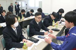 ＯＢのアドバイスに耳を傾ける塩沢商工高の生徒たち＝南魚沼市泉盛寺