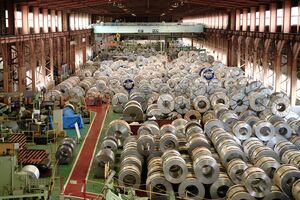 鋼材を保管する藤田金属の三条支店在庫ヤード=三条市