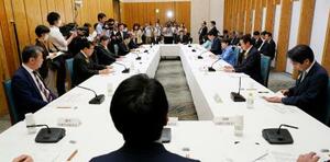 首相官邸で開かれた、地域経済の活性化策「地域未来戦略」に関する会合=30日午後